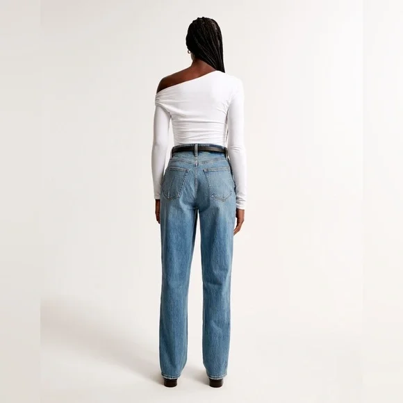 Abercrombie & Fitch Ultra High Rise 90s Straight Jeans – Medium Wash (31 / 12X) - Picture 4 of 10